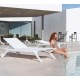 Conjunto de 4 espreguiçadeiras Spritz Vondom tomando sol